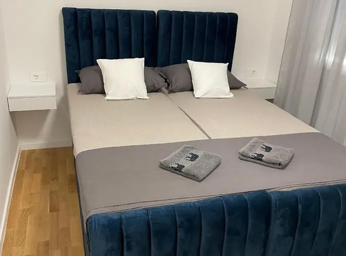 Naomi 2 Apartment Split