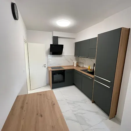 Apartman Naomi 2 *